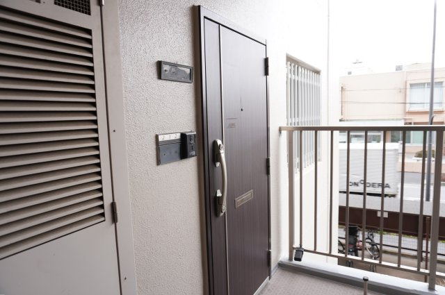 日商岩井草加マンションの玄関