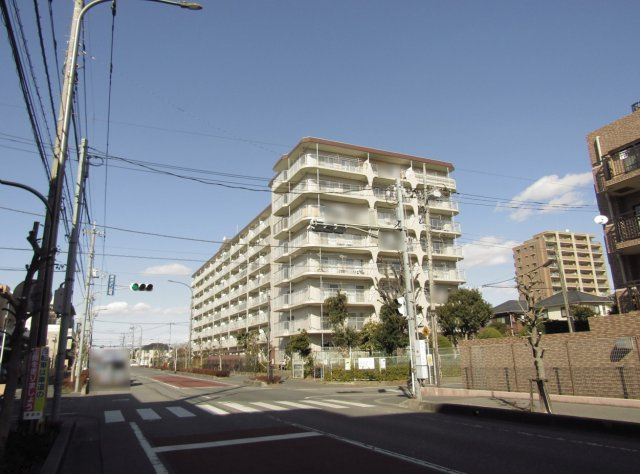 日商岩井草加マンションの外観