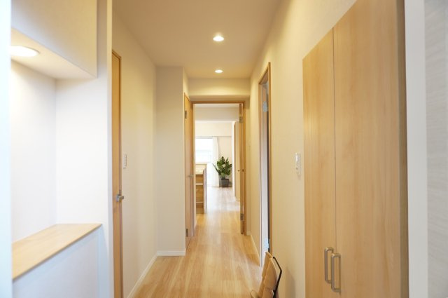 日商岩井草加マンションの玄関