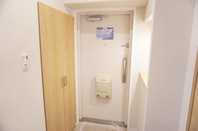 日商岩井草加マンションの玄関