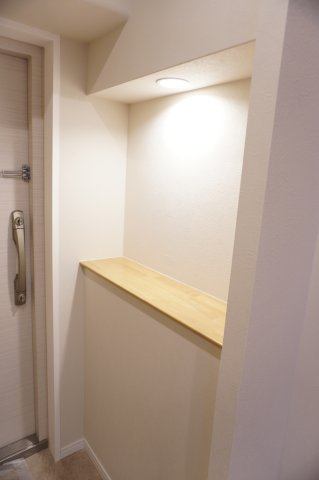 日商岩井草加マンションの玄関