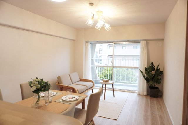 日商岩井草加マンションの居間・リビング