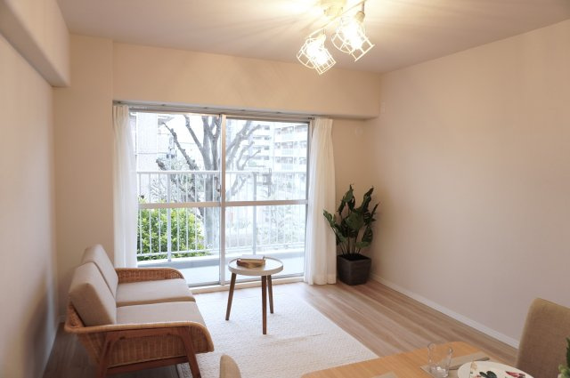 日商岩井草加マンションの居間・リビング