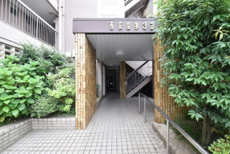 【エントランス】 | マンションの正面エントランス。出入りする人間を癒してくれるマンション入り口であり、その建物の「顔」でもあります。～即日のご見学可能～　お問合せはお気軽にどうぞ。
