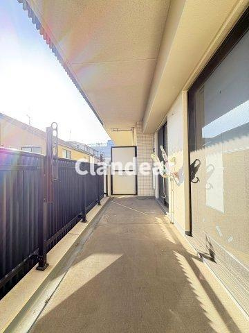 アーリアシティー一之江のバルコニー|ドキドキの新生活も、安心してスタート。ぴったりの住まいを見つけませんか？クランディアが一緒に住まい選びをサポートします‼　まずは、お気軽にお問合せください　＃クランディア