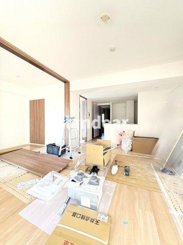 アーリアシティー一之江の居間・リビング|ドキドキの新生活も、安心してスタート。ぴったりの住まいを見つけませんか？クランディアが一緒に住まい選びをサポートします‼　まずは、お気軽にお問合せください　＃クランディア