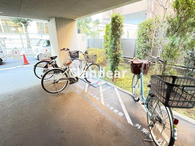 アーリアシティー一之江の駐輪場|ドキドキの新生活も、安心してスタート。ぴったりの住まいを見つけませんか？クランディアが一緒に住まい選びをサポートします‼　まずは、お気軽にお問合せください　＃クランディア