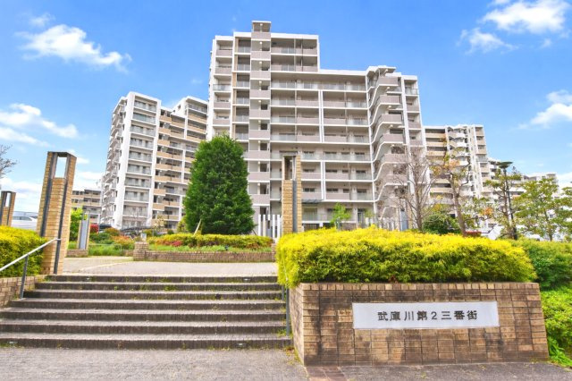 武庫川第2三番街2号棟の外観|阪神「武庫川団地前」駅徒歩8分×南向き陽当たり良好3LDK！2025年10月室内リフォーム済で綺麗なお部屋に生まれ変わりました！即日ご案内可能◎皆様からのご連絡を心よりお待ちしております。