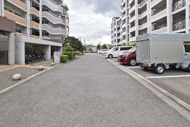 武庫川第2三番街2号棟の駐車場|駐車場月額料金：1000円
※空き状況は要確認
敷金：15000円
無線発信機保証金：10000円