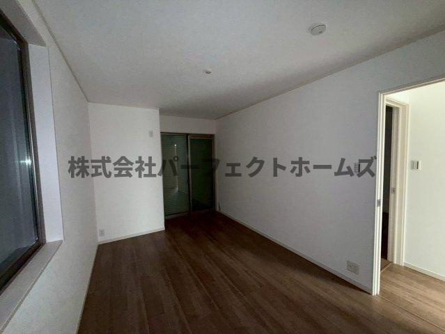 太秦緑ヶ丘戸建　賃貸の居間・リビング|ゆったりとしたリビングです