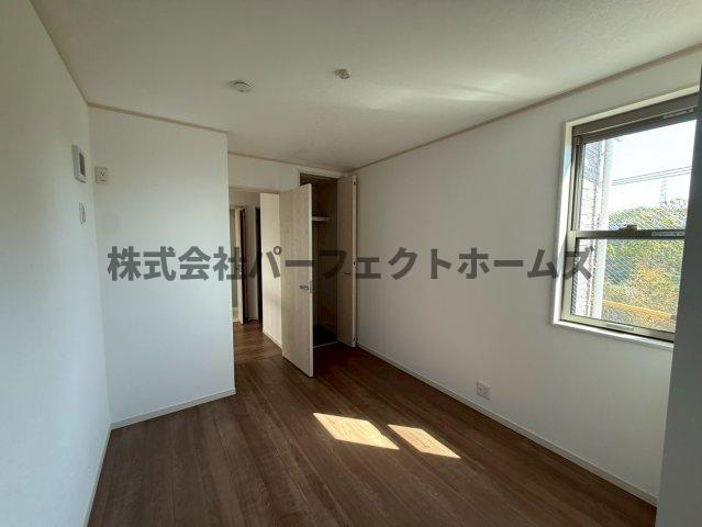 太秦緑ヶ丘戸建　賃貸の居間・リビング|こちらのリビングで趣味の時間をお楽しみください