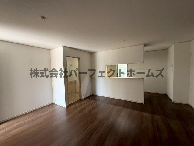 太秦緑ヶ丘戸建　賃貸の居間・リビング|ゆったりとしたリビングです