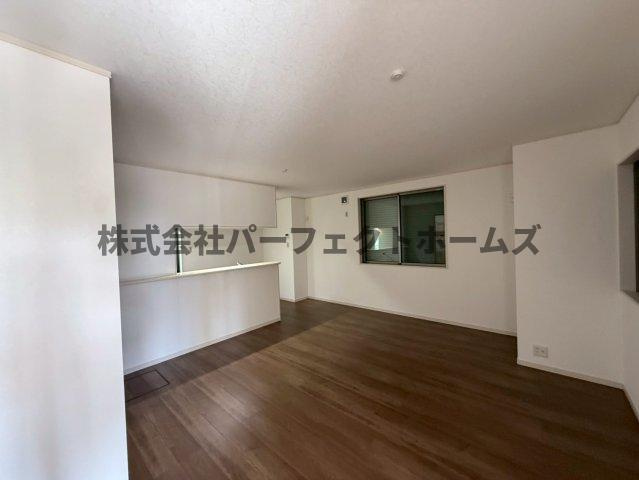太秦緑ヶ丘戸建　賃貸の居間・リビング|こちらの居間で趣味の時間をお楽しみください