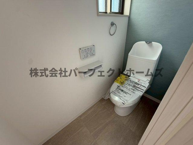 太秦緑ヶ丘戸建　賃貸のトイレ|落ち着いた色調のトイレです