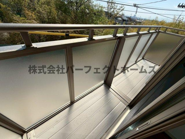 太秦緑ヶ丘戸建　賃貸のバルコニー|外からの目が気にならないバルコニーで洗濯物が干せます
