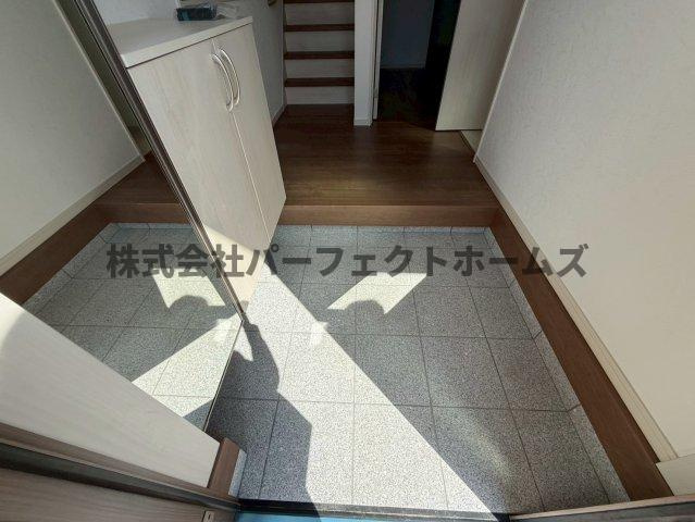 太秦緑ヶ丘戸建　賃貸の玄関|収納もある玄関です