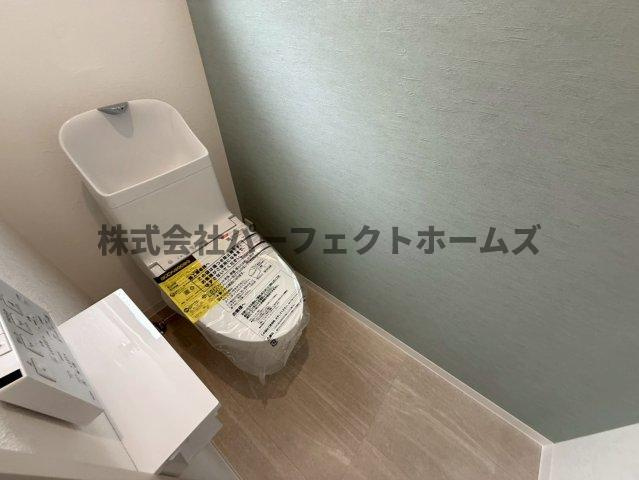 太秦緑ヶ丘戸建　賃貸のトイレ|落ち着いた色調のトイレです