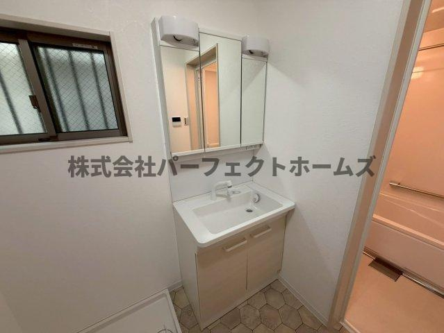 太秦緑ヶ丘戸建　賃貸の洗面所|脱衣スペースもあります