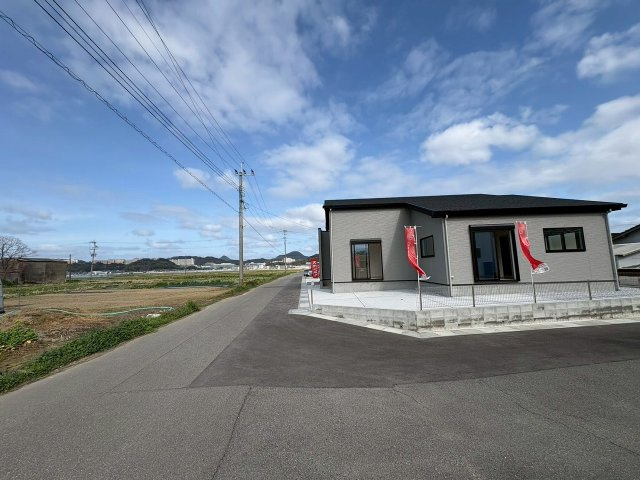太郎丸2丁目　2棟の前面道路含む現地写真