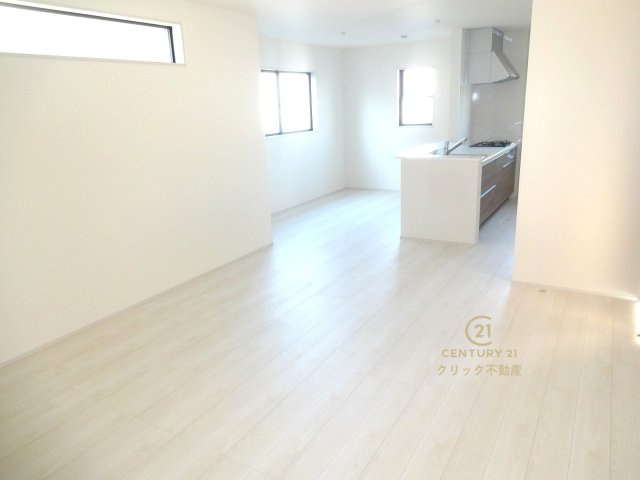 リーブルガーデン  小美玉市希望ヶ丘　1期　1の居間・リビング|カーテンやラグの色、質感、選ぶ家具などでお部屋の雰囲気が変わります。お好みのインテリアを楽しみましょう♪白を基調とした内装ですので、あらゆるスタイルが馴染みます。
