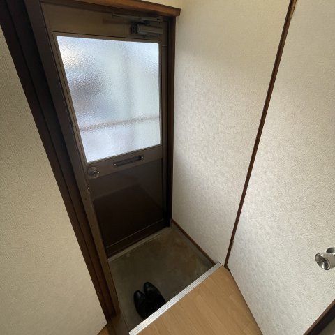 佐藤アパートの玄関