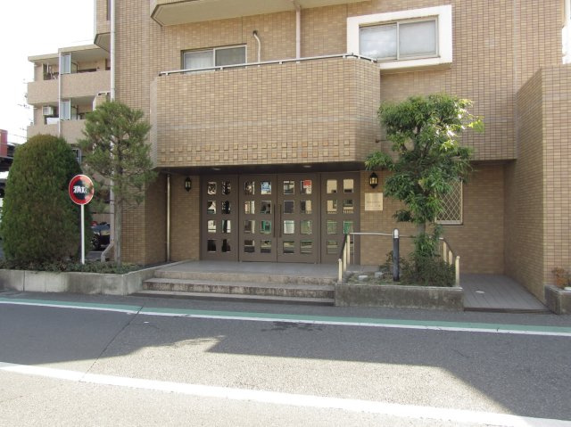 ビューネ谷塚のエントランス