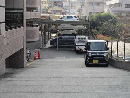 グレイス中山の駐車場