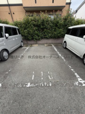 アクール D棟の駐車場