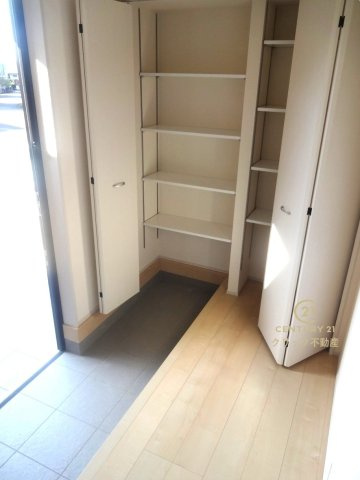 リーブルガーデン  小美玉市希望ヶ丘　1期　3の玄関|玄関収納の扉の中は可動棚ですので、用途に合わせて高さを自由に変えることができます。