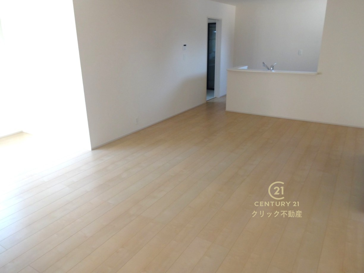 リーブルガーデン  小美玉市希望ヶ丘　1期　3の居間・リビング|カーテンやラグの色、質感、選ぶ家具などでお部屋の雰囲気が変わります。お好みのインテリアを楽しみましょう♪白を基調とした内装ですので、あらゆるスタイルが馴染みます。