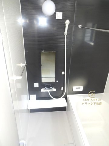 リーブルガーデン  小美玉市希望ヶ丘　1期　3の浴室|浴槽への出入りが安全な低床タイプのユニットバスです。洗い場は滑りにくい速乾床ですので、お子様やご高齢の方にも安心です。自動お湯張りに追焚機能付きのオートバスです。