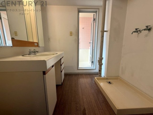 衣服の収納や脱ぎ着や整理整頓がしやすく、湿った衣類を乾燥させるスペースがありカビや臭いの発生を防ぎます。床の汚れを他の部屋に持ち込まず清潔を保つことができます。また快適な入浴環境の整備にも役立ちます。