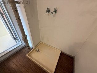 洗濯物の仕分け作業がしやすく、整理整頓が容易になります。洗濯音や湿気を他の部屋に持ち込まず、生活環境を快適に保ちます。上部を活用すれば収納スペースを確保でき洗剤や洗濯用品の整理もしやすくなります。