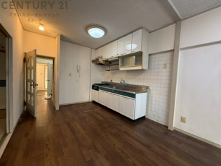 リビングダイニングは家族や友人とのコミュニケーションを楽しむ場所でくつろぎながら食事や会話を楽しめ、多目的に利用できリラックスできる空間です。家庭内の中心として機能し、快適な生活をサポートします。