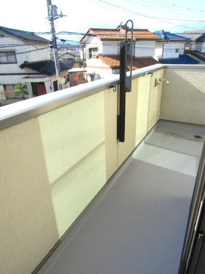 【バルコニー】 | 中古戸建　中央市中楯 | 広々としたバルコニーです