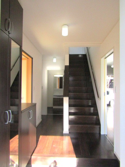 【玄関】 | 中古戸建　中央市中楯 | 落ち着いた玄関です