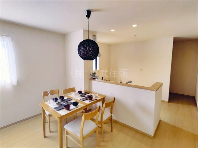 【ダイニング】 | 狭山市富士見１４期　全３棟　A号棟 | 食卓を囲むダイニング