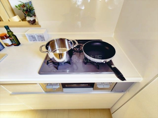 【キッチン】 | 狭山市富士見１４期　全３棟　A号棟 | 同時にお料理ができる３口コンロ