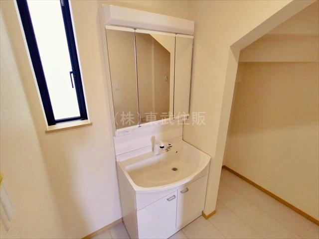 【独立洗面台】 | 狭山市富士見１４期　全３棟　A号棟 | 忙しい朝に便利なシャワー付き洗面台です