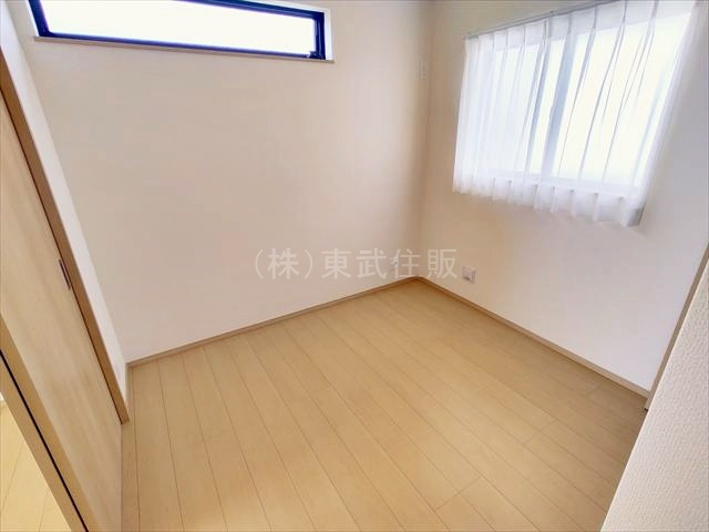 【寝室】 | 狭山市富士見１４期　全３棟　A号棟 | 2階北側9.0帖洋室　主寝室としてお使い頂けます