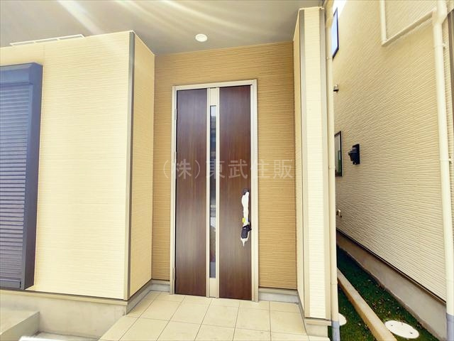 【玄関】 | 狭山市富士見１４期　全３棟　A号棟 | 落ち着いた雰囲気の玄関です