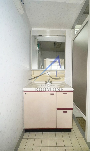 プチメゾンフルールの洗面所|独立洗面台です。