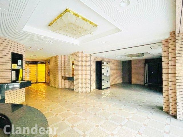 ナイスアーバン北綾瀬第2のエントランス|ドキドキの新生活も、安心してスタート。ぴったりの住まいを見つけませんか？クランディアが一緒に住まい選びをサポートします‼　まずは、お気軽にお問合せください　＃クランディア