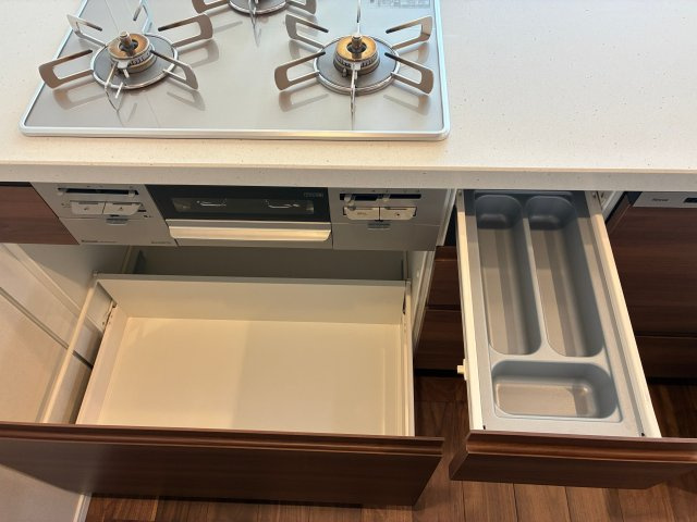 バースシティ・ザ・マーク鷺沼のキッチン|コンロ下収納