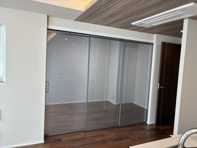 バースシティ・ザ・マーク鷺沼の居間・リビング|LDK～洋室（可動間仕切り）