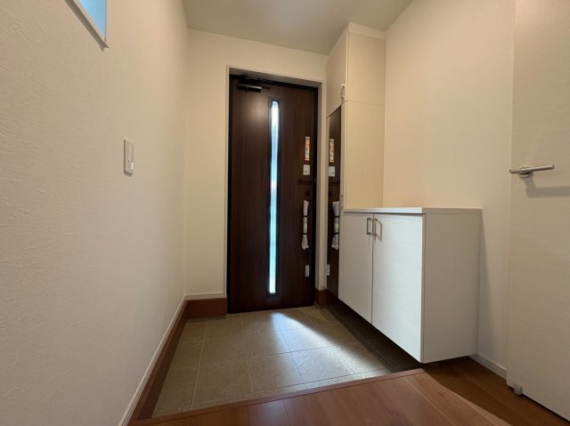 乙訓郡大山崎町大山崎鏡田2期　　の玄関|シューズボックス付き玄関。
インテリアをお楽しみいただける棚もございます。