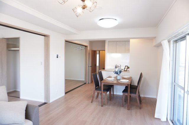 シャルム北越谷Ｂ棟の居間・リビング