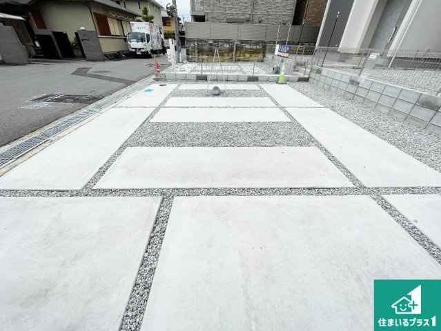 ●北葛城郡上牧町片岡台　第3期　新築一戸建ての駐車場|並列2台駐車可能！ゆとりの駐車スペースで車庫入れもスムーズ！