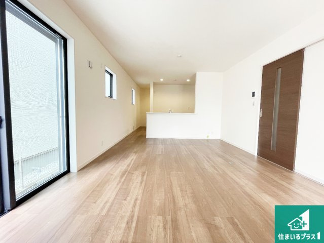 ●北葛城郡上牧町片岡台　第3期　新築一戸建ての居間・リビング|シンプルなリビングは、観葉植物等のインテリアを楽しめますね！パパ好みにも、ママ好みにも家具次第で雰囲気を変えることができます！