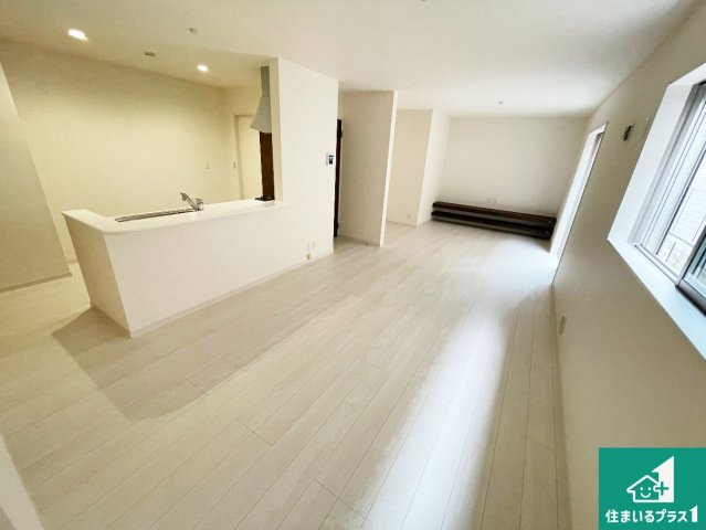 ●29(土)30(日)現地案内可能！　北葛城郡上牧町片岡台　全2邸　の居間・リビング|シンプルなリビングは、観葉植物等のインテリアを楽しめますね！パパ好みにも、ママ好みにも家具次第で雰囲気を変えることができます！
